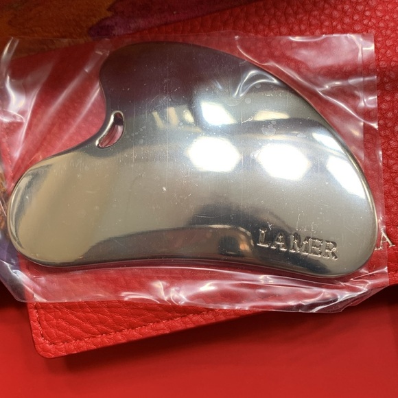 La Mer Stainless Steel Gua Sha Facial Massage Sculpting Tool NEW! NWOT - Picture 4 of 5